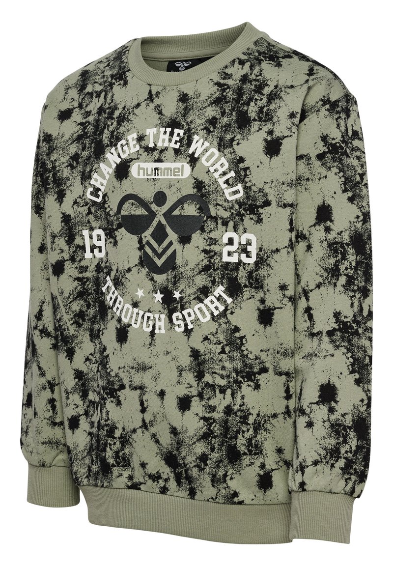 Sweat-shirt vert olive avec un motif abstrait noir, col rond, poignets côtelés, et une impression graphique blanche portant la mention "CHANGE THE WORLD 1923 THROUGH SPORT."