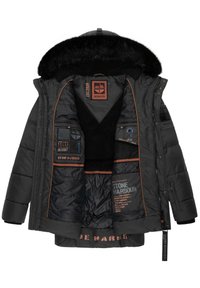 Giacca nera imbottita con cappuccio in pelliccia sintetica, dettagli arancioni, molteplici tasche e interno foderato. Presenta etichette con logo e chiusura con zip.
