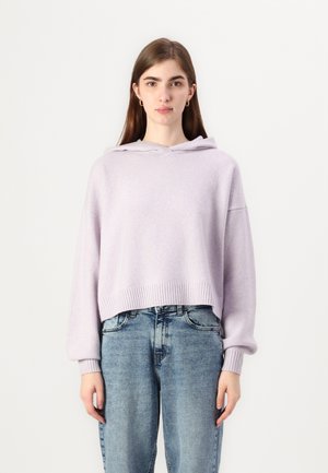 Light purple cropped hoodie with ribbed hem and cuffs, made of soft fabric. Paired with high-waisted faded blue jeans.