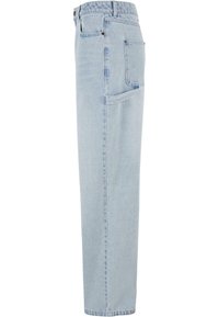 Heledad denimsinised püksid otse jalgadega, mis sisaldavad esi- ja tagasikleite, nööpklapi ning õmblustega detailide. 