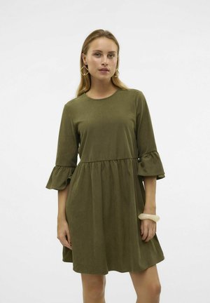 Robe vert olive avec des manches évasées trois quarts et un design en couches, fabriquée en tissu doux et texturé. Encolure ronde simple.