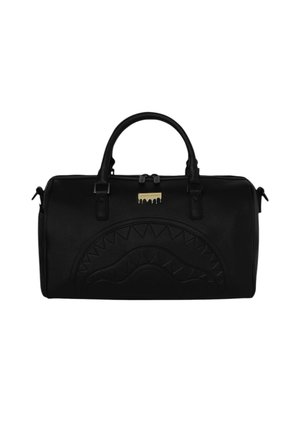 Borsa da viaggio cilindrica nera con motivo a rilievo a forma di bocca di squalo e due manici corti, con una piccola etichetta metallica dorata vicino alla cerniera.