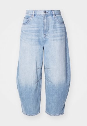 Világoskék farmer széles szárú nadrág magas derékkal, elülső zsebekkel, látható varratokkal és elhalványuló színátmenettel az alján.