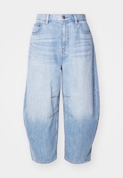Ανοιχτό μπλε τζιν παντελόνι σε φαρδιά γραμμή  με ψηλή μέση, διαθέτοντας μπροστινές τσέπες, ορατές ραφές και ένα ξεθωριασμένο χρωματικό κλίμακα στο τελείωμα.