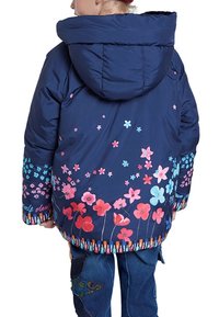 Námořnická vatovaná bunda s kapucí, zdobená barevnými květinovými vzory a pruhy na lemu, vyrobená z hladkého, lehkého materiálu.