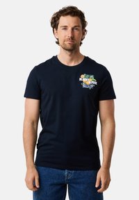 Marineblå bomulds T-shirt med rund halsudskæring, korte ærmer og et farverigt grafisk print med frugter og tekst på venstre bryst.
