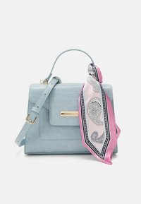 Vaaleansininen keinonahkainen käsilaukku, jossa on teksturoitu krokotiilinkuosis. Varustettu kultaisella lukolla ja vaaleanpunaisella kuvioidulla silkkihuivilla.