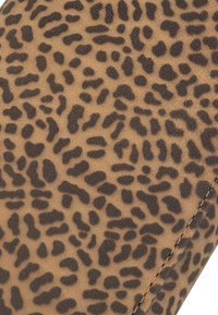 Finta pelle marrone con motivo a leopardo nero. Presenta una superficie texture e cuciture visibili lungo i bordi.