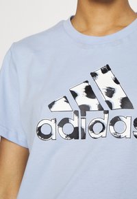 adidas Sportswear T-shirt med print - blue