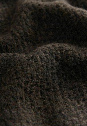Dunkelbrauner, strukturierteter Stoff mit einem weichen, flauschigen Aussehen. Das Material zeigt ein gestricktes Muster, das der Oberfläche Tiefe verleiht.