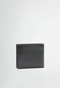 Portafoglio in pelle nera con superficie texturizzata, design a doppia piega e bordi arrotondati. Stile minimalista senza metalli o dettagli visibili.