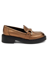 Mocassino in pelle bronzo con punta tonda, accento in hardware dorato e suola in gomma nera. Presenta dettagli di cucitura lungo i bordi.