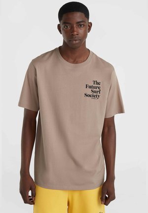 Camiseta de algodón beige de manga corta, con un gráfico en texto negro en el lado izquierdo del pecho, complementada con pantalones cortos amarillos.