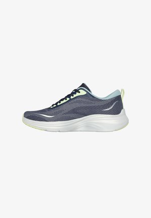 Zapatilla de running de malla en color navy con detalles en verde claro. Cuenta con una suela acolchada, diseño con cordones y una lengüeta en el talón para facilitar el calzado.