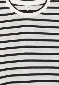 Gestreiftes T-Shirt in Schwarz und Weiß mit Rundhalsausschnitt. Der Stoff wirkt weich und leicht und zeigt horizontale Streifen von gleichmäßiger Breite.