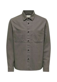 Camisa de botones gris de algodón con cuello, dos bolsillos en el pecho y mangas largas con puños abotonados.