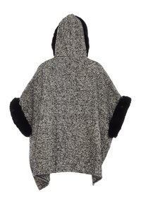 Poncho a zig zag grigio e nero con cappuccio, caratterizzato da bordi in pelliccia sintetica nera lungo le maniche e una forma ampia e drappeggiata.