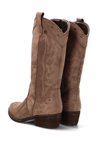 Pareja de botas de vaquero de ante marrón con costuras decorativas, punteras redondeadas, lengüetas y tacones de madera apilados.