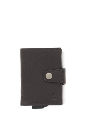 Portefeuille en cuir noir avec fermeture pression et petit logo embossé en bas à droite sur fond blanc.