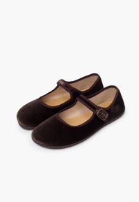 Bordowe welurowe buty typu Mary Jane z zaokrąglonym noskiem, paskiem z klamrą i miękką podszewką wewnętrzną. Płaska, teksturowana podeszwa zapewniająca przyczepność.