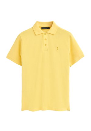 Polo giallo realizzato in tessuto morbido, con colletto classico, patta con tre bottoni e un piccolo logo sul petto.