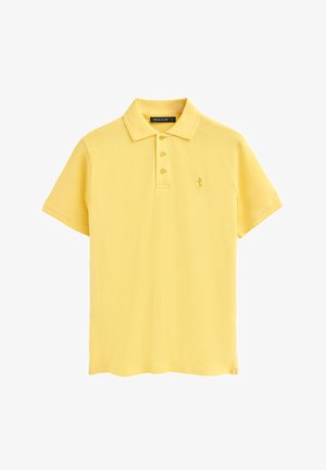 Żółta koszulka polo z miękkiej tkaniny, z klasycznym kołnierzykiem, zapięciem na trzy guziki i małym logo na piersi.