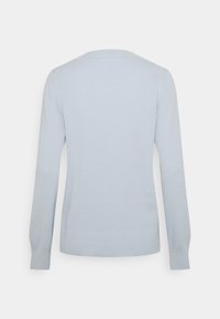 Jasnoniebieski sweter z długimi rękawami, okrągłym dekoltem, prążkowaną teksturą i dopasowanym zakończeniem. Materiał wydaje się miękki i lekko elastyczny.