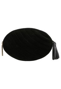 Sort oval quiltet taske med en guld lynlås og fastgjort sort læderkvast på en hvid baggrund.