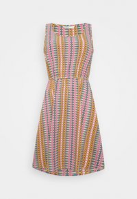 Vestido sin mangas con un colorido patrón geométrico que presenta tonos de rosa, amarillo y azul. Cintura entallada y diseño de falda acampanada.