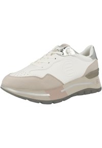 Weiße Sneaker mit einem glatten Lederobermaterial und beigen Wildlederakzenten, metallic-silberner Ferse, perforierter Zehenpartie und einer dicken grauen Gummisohle.