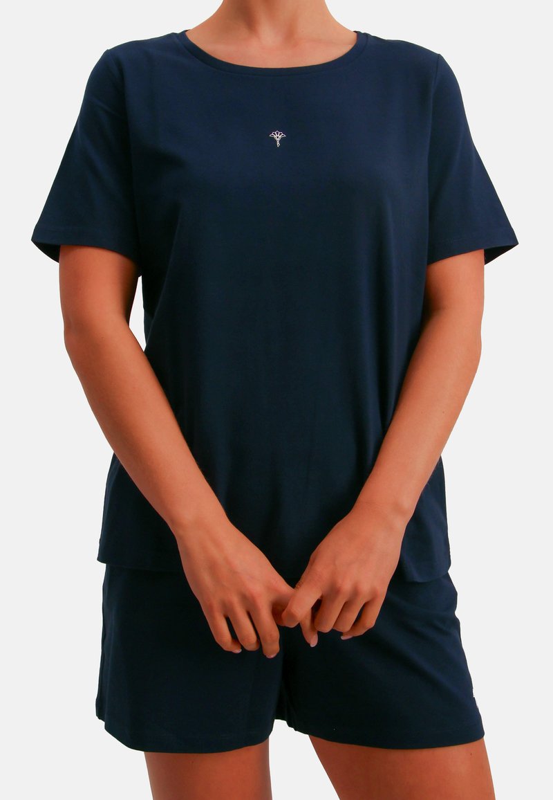Marineblauw katoenen loungewear-set met een T-shirt met ronde hals en korte mouwen en bijpassende shorts, met een subtiel wit geborduurd detail.