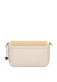Borsa a pochette in pelle color crema, caratterizzata da una patta superiore in paglia intrecciata e testurizzata. Include un accento decorativo con catena e un charm con logo.