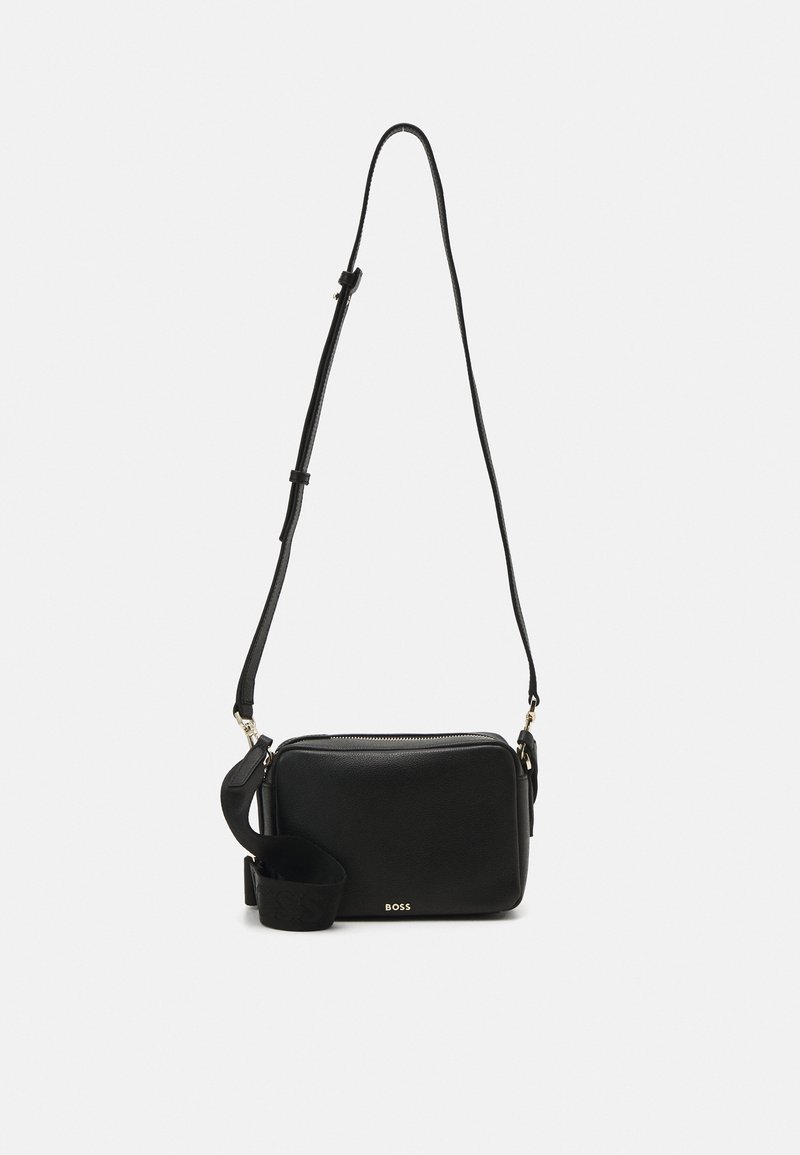 Sort læder crossbody taske med rektangulær form. Har lynlåslukning, aftagelig rem og præget logo på fronten.