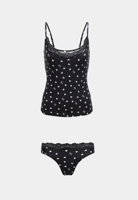 Mustast spagetirihmaga kampsun ja sobivad aluspüksid, mis on kaunistatud roosade südamete ja pitsäärisega, valgel taustal.