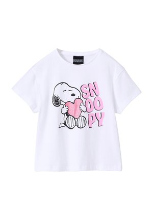 Weißes T-Shirt mit Snoopy, der ein pinkes glitzerndes Herz hält, und dem Schriftzug "SNOOPY" in großen pinken Buchstaben auf der Vorderseite.