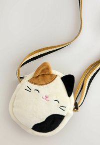 Runde, plüschige Katzenformtasche in Creme, Braun und Schwarz. Verfügt über gestickte Gesichtszüge, eine weiche Textur und einen verstellbaren gestreiften Trageriemen.