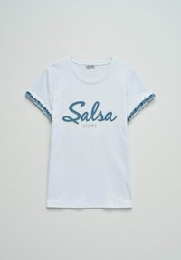 Camiseta blanca de manga corta con cuello redondo, texto estilo vaquero "Salsa Jeans" en el frente y ribete deshilachado de mezclilla en las mangas.