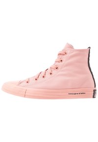 Wysokie trampki w miękkim różowym płótnie z zapięciem na sznurowadła, okrągłym noskiem i czarnymi akcentami z logo "Edinburgh-er & Tatties".