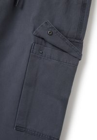 Pantaloni cargo blu scuro con una grande tasca laterale con chiusura a patta e dettagli di cucitura strutturati, realizzati in tessuto di cotone resistente.