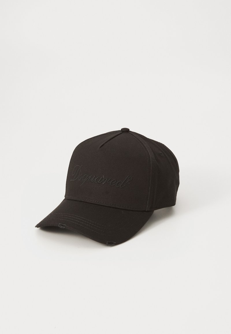 Casquette de baseball noire en tissu, avec une visière incurvée, un logo brodé sur le devant et des détails de couture sur le haut.