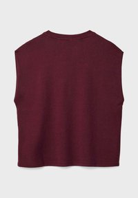 Haut sans manches bordeaux en tissu doux, avec un col arrondi et une coupe droite sans détails ni accents supplémentaires.
