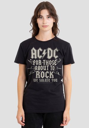 Schwarzes Baumwoll-T-Shirt mit einem Frontgrafik mit "AC/DC FOR THOSE ABOUT TO ROCK WE SALUTE YOU" in abgenutzter weißer und grauer Schrift.