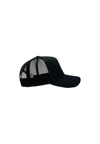 Gorra negra con una parte delantera sólida y una parte trasera de malla. Presenta un visor curvado y un cierre ajustable con snapback. Incluye un logotipo en la parte delantera.