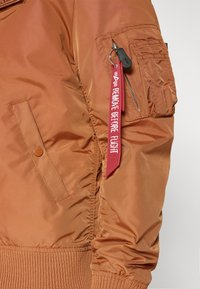 Unausgewählt, hazel brown