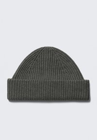Grijze gebreide muts met een ribbelstructuur, voorzien van een opgevouwen manchet en een conische bovenkant. Gemaakt van zacht, rekbaar materiaal.