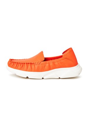Orange læder slip-on sko med en samlet design ved tæerne, hvidgummi sål og teksturerede detaljer på siden og sålen.