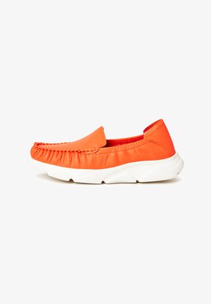 Chaussure slip-on en cuir orange avec un design froncé au niveau des orteils, semelle en caoutchouc blanche et textures sur le côté et la semelle.