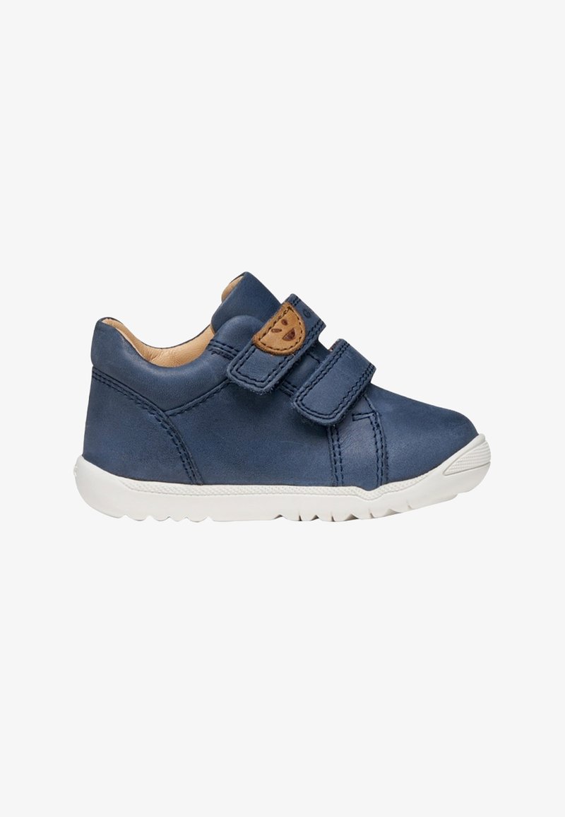 Chaussure en cuir bleu marine pour tout-petit, avec double fermeture à scratch et semelle en caoutchouc blanche, ornée d'un petit patch en cuir marron sur la bride.