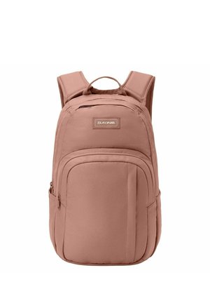 Mochila Dakine rosa polvorienta con correas acolchadas para los hombros, asa superior, bolsillo frontal con cremallera y bolsillos laterales sobre fondo blanco.