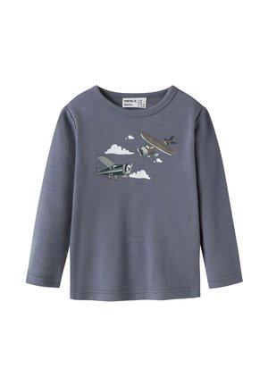 Chemise grise à manches longues pour enfants avec deux avions vintage volant au-dessus de nuages blancs imprimés sur le devant.